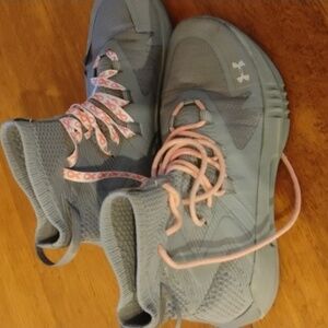 Under Armour grey size 8.5 wrestling Shoes. Great used condition, no flaws